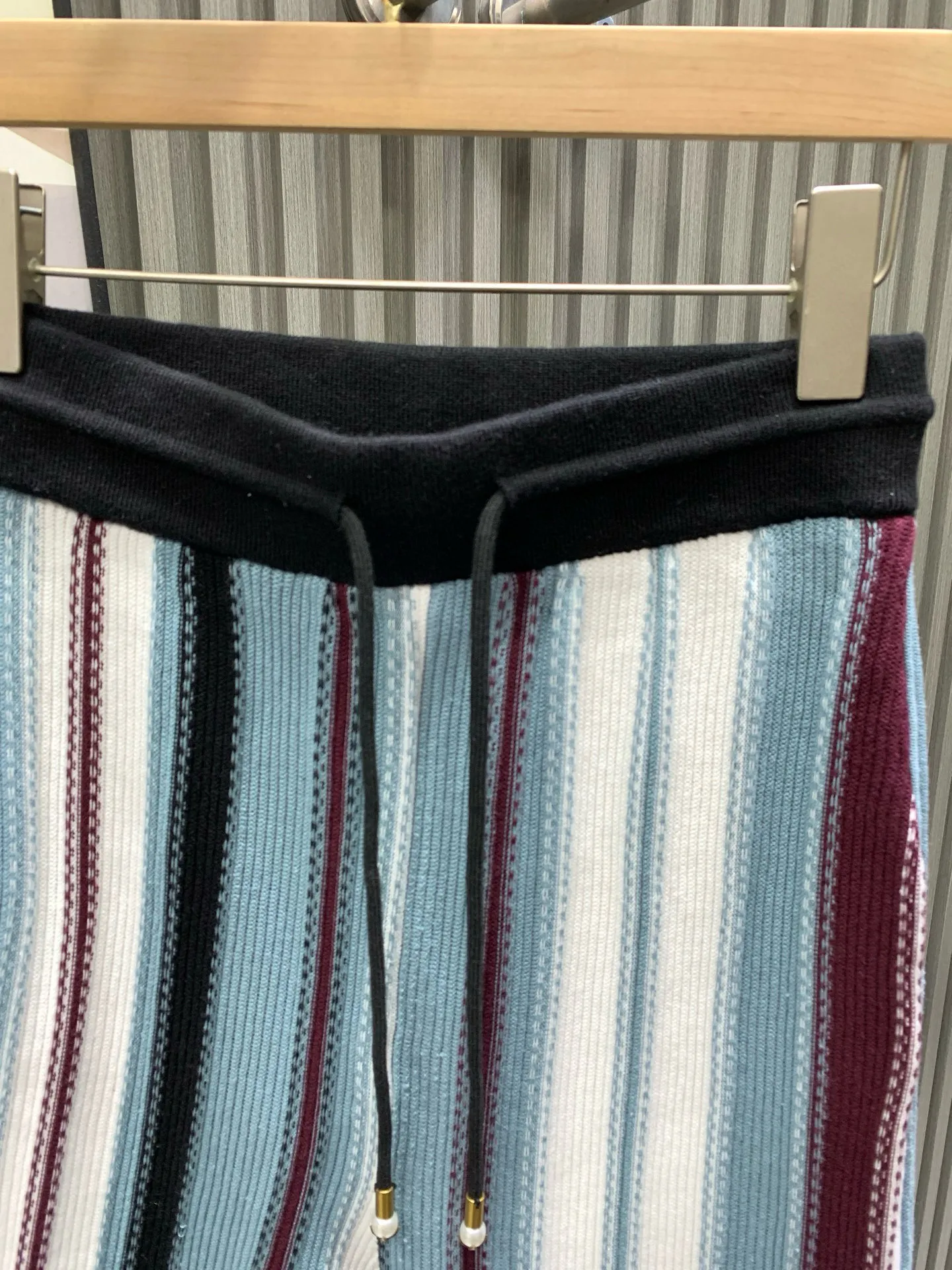 🅿️400 🀄️ Louis Vuitton Louis Vuitton 1v25ss striped jacquard wool. The original version is dyed and the color similarity is as high as 95%. The yarn is made of 2 strips of 260 combed cotton on the bottom + 5 strips of polyester + 1 strip of high elastic stretch frame. The loom is a 14-needle STOLL machine imported from Germany. Each piece of fabric takes 390 minutes. Due to the particularity of this weave, the stability of the machine is very high. Many machines cannot do it. The knitting time is very long. It is easy to produce waste pieces when weaving the piece. The loss will be very large. The sewing disc is sewn with a 20-needle disc. In order to maximize the restoration effect, our large body fabric is knitted using an ultra-fine 16-needle flat machine. The whole piece of clothing has almost no knots. It is recommended to match it with short-sleeved clothes of the same style.